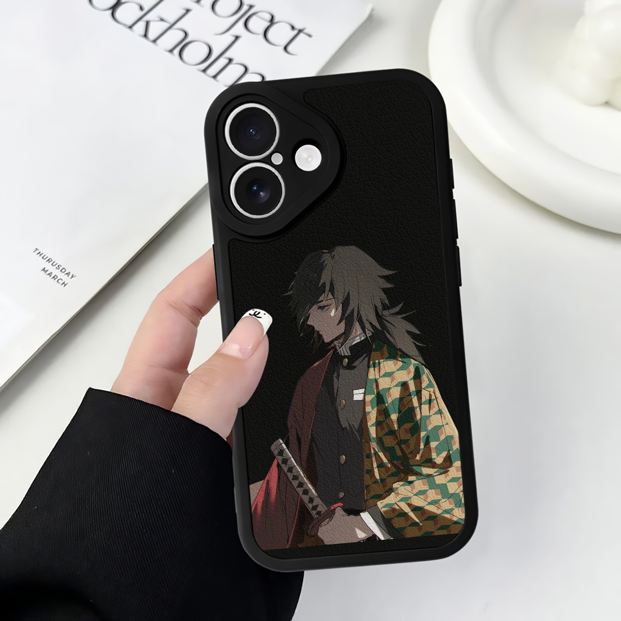 （画像用） 鬼滅の刃（きめつのやいば）水柱-冨岡 義勇／とみおか ぎゆう Tomioka Giyuu 【iPhone 16シリーズ対応】シリコンスマホケース（レザー調） 材質：シリコン